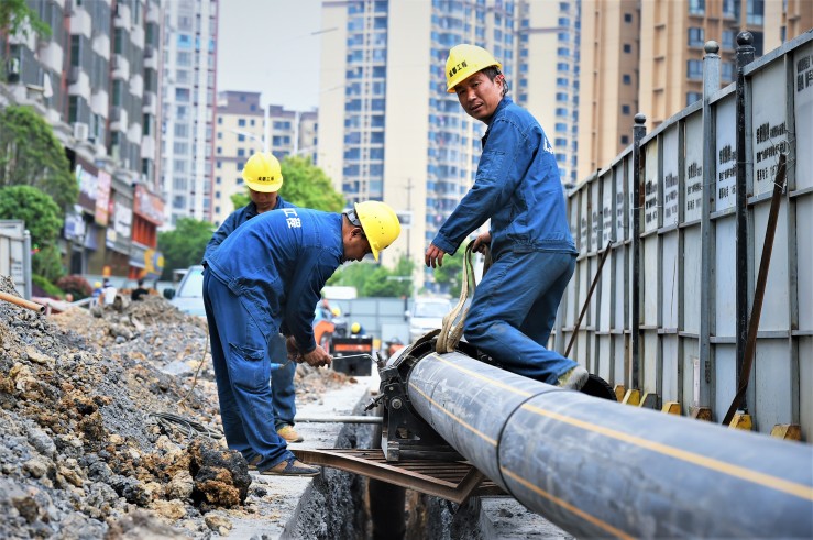 4月17日,市城区南岭大道紫宸澜山路段,华润燃气的工作人员正在进行