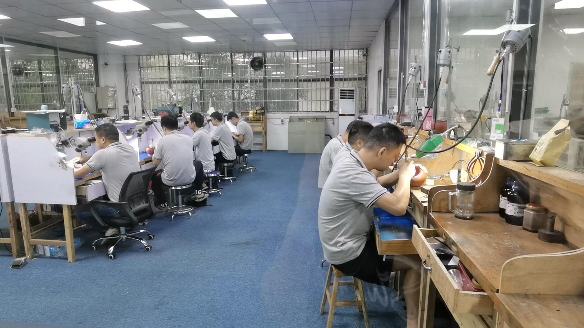 郴州玺钻珠宝首饰有限公司生产车间里,工人正在进行执模作业