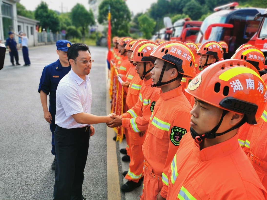 贺遵庆慰问参与抗洪抢险消防救援指战员.